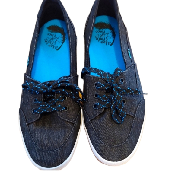 Women's slip on deck shoe